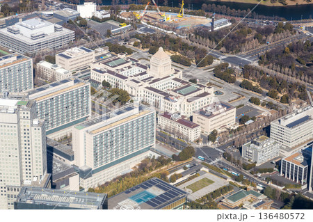 国会議事堂付近を空撮 136480572