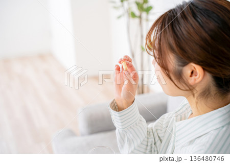 薬を飲む若い女性 薬を飲む若い女性 136480746