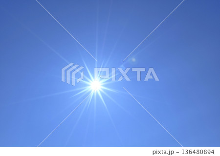 青空と太陽　直射日光 （ fix撮影 ) 136480894
