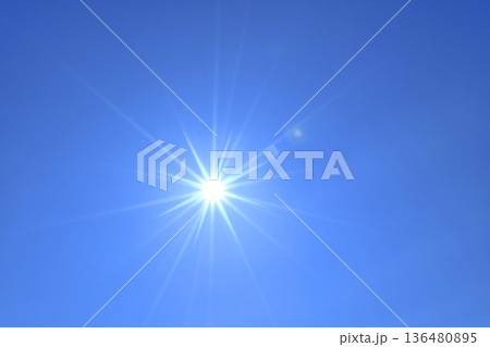 青空と太陽　直射日光 （ fix撮影 ) 136480895