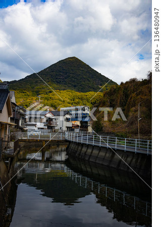 川沿いの家の上の鉄橋を走るローカル線 川沿いの家の上の鉄橋を走るローカル線 136480947