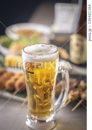 美味しそうな居酒屋の雰囲気 ビール 料理 美味しそうな居酒屋の雰囲気 ビール 料理 136481164