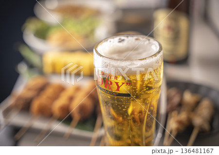 美味しそうな居酒屋の雰囲気 ビール 料理 美味しそうな居酒屋の雰囲気 ビール 料理 136481167