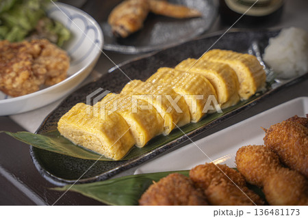美味しそうな居酒屋の雰囲気 ビール 料理 136481173