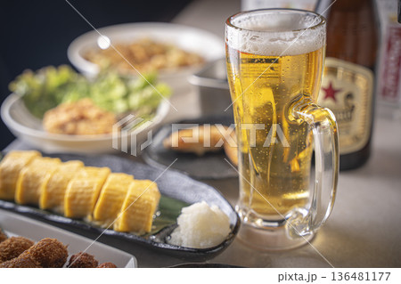 美味しそうな居酒屋の雰囲気 ビール 料理 美味しそうな居酒屋の雰囲気 ビール 料理 136481177