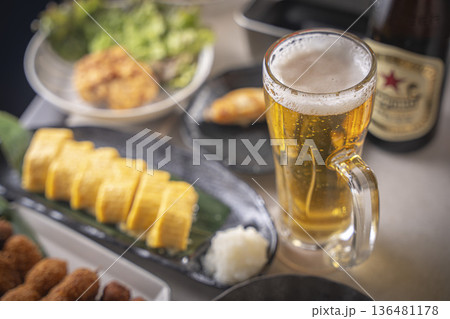 美味しそうな居酒屋の雰囲気 ビール 料理 美味しそうな居酒屋の雰囲気 ビール 料理 136481178