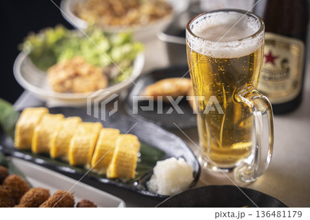 美味しそうな居酒屋の雰囲気 ビール 料理 美味しそうな居酒屋の雰囲気 ビール 料理 136481179