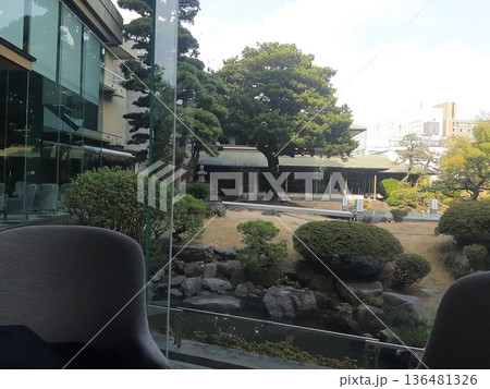 緑のある風景 庭園の綺麗なカフェ 緑のある風景 庭園の綺麗なカフェ 136481326