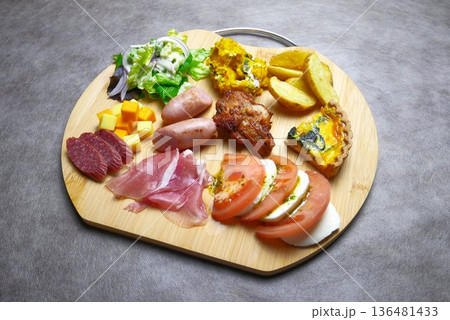 カッティングボードで食事1 136481433