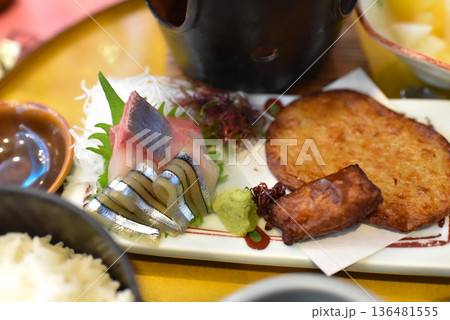 キビナゴの刺身とさつま揚げ 136481555