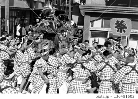 古写真　1957年　鹿島神社例大祭の神輿渡御 136481602