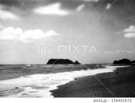 古写真　1953-1954年　鎌倉　七里ヶ浜から望む江の島 136481672