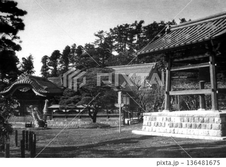 古写真　1953-1954年　鎌倉　円覚寺の正続院と鐘楼 136481675