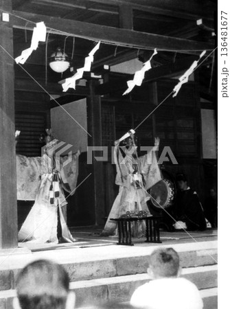 古写真　1953-1954年　鎌倉　鶴岡八幡宮の巫女神楽 136481677