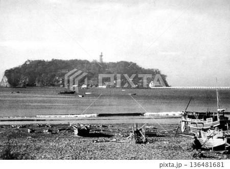 古写真　1953-1954年　神奈川県藤沢市　片瀬海岸から望む江の島 136481681