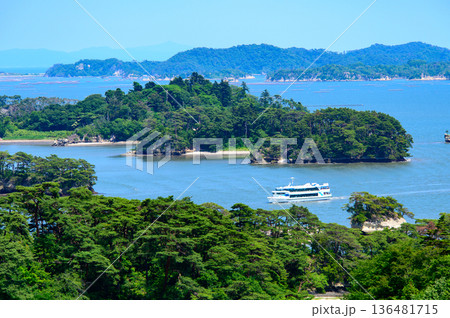日本三景として有名な松島のとても美しい風景 日本三景として有名な松島のとても美しい風景 136481715