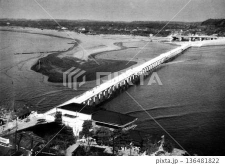 古写真 1953-1954年 神奈川県藤沢市 江の島から望む弁天橋(橋桁が木造だった時代) 古写真 1953-1954年 神奈川県藤沢市 江の島から望む弁天橋(橋桁が木造だった時代) 136481822