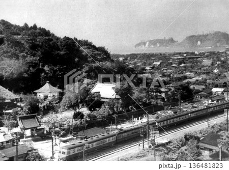 古写真 1953-1954年 神奈川県鎌倉市の富士見台から望む横須賀線と稲村ヶ崎 古写真 1953-1954年 神奈川県鎌倉市の富士見台から望む横須賀線と稲村ヶ崎 136481823