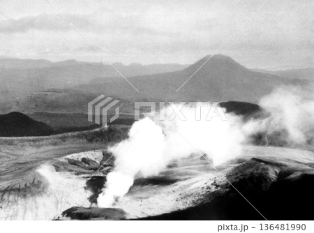 古写真　1953-1954年　北海道　硫黄山（アトサヌプリ）から望む屈斜路湖と藻琴山 136481990
