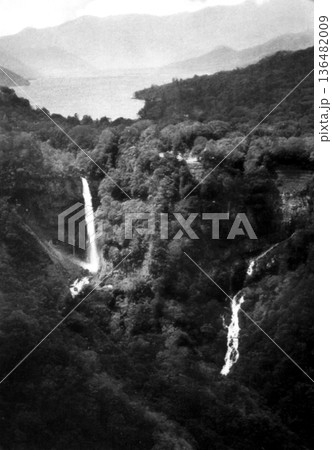 古写真 1953-1954年 日光 中禅寺湖と華厳滝のパノラマ 古写真 1953-1954年 日光 中禅寺湖と華厳滝のパノラマ 136482009