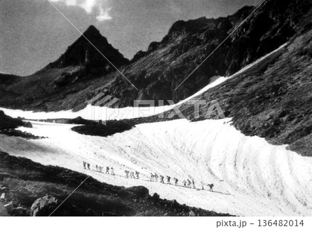 古写真　1953-1954年　長野県　槍ヶ岳の登山風景 136482014