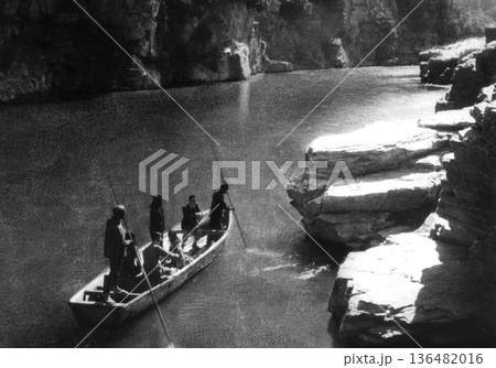 古写真 1953-1954年 埼玉県 長瀞渓谷の川下り 古写真 1953-1954年 埼玉県 長瀞渓谷の川下り 136482016