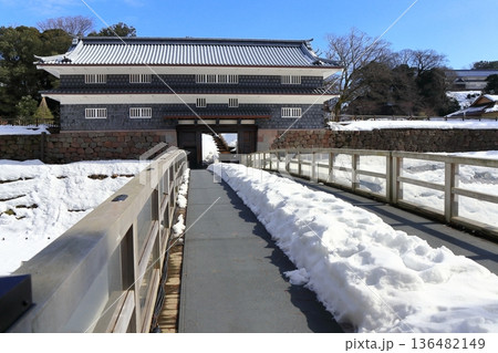 【石川県】白銀の金沢城の鼠多門と鼠多門橋 【石川県】白銀の金沢城の鼠多門と鼠多門橋 136482149