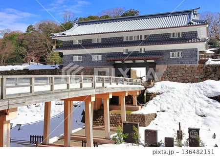 【石川県】白銀の金沢城の鼠多門と鼠多門橋 【石川県】白銀の金沢城の鼠多門と鼠多門橋 136482151