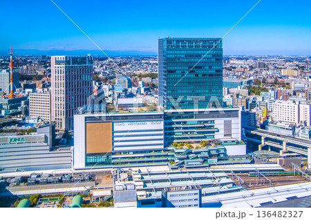 日本の横浜都市景観 横浜駅や横浜ベイシェラトンホテル&タワーズ、電車などを望む 日本の横浜都市景観 横浜駅や横浜ベイシェラトンホテル&タワーズ、電車などを望む 136482327