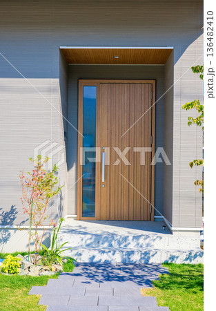 住宅イメージ　新築住宅の木目の玄関ドア 136482410
