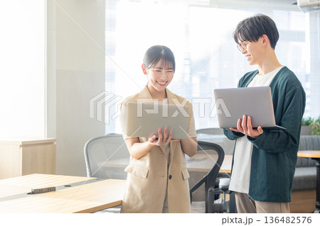 オフィスで働く男女のエンジニア 136482576