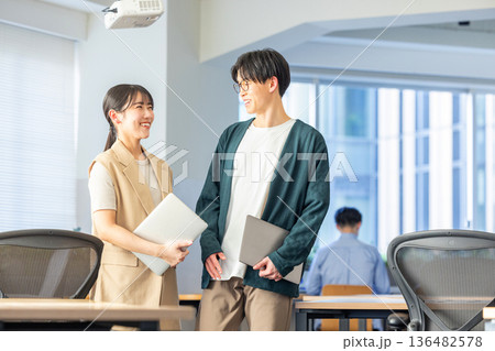 オフィスで働く男女のエンジニア 136482578