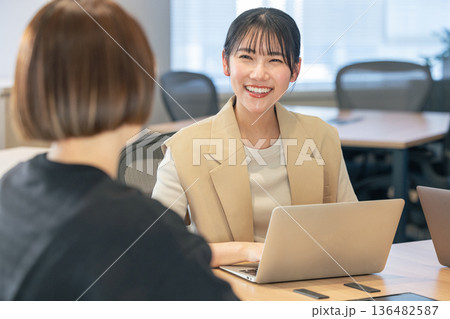 ミーティングをするビジネスパーソン 136482587