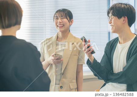 オフィスで雑談する男女 136482588