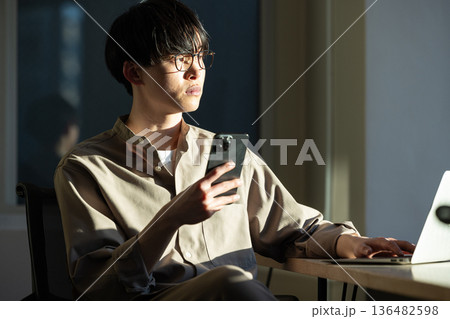 仕事をする男性 136482598