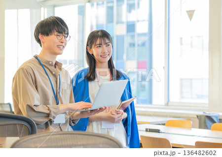 オフィスの男女 オフィスの男女 136482602