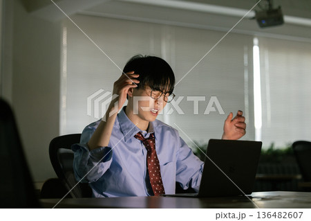 残業で疲労を感じるビジネスマン 136482607