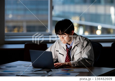 残業する作業着の男性 136482609