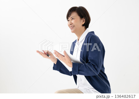 問診する女性 136482617