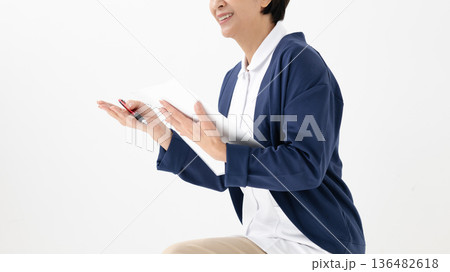 問診する女性 問診する女性 136482618