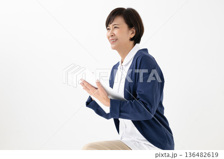 問診する女性 問診する女性 136482619