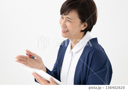問診する女性 136482620