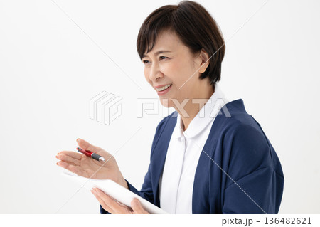 問診する女性 問診する女性 136482621