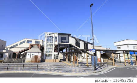 JR八高線、東武鉄道東上線、秩父鉄道の3社が乗り入れる寄居駅、南口から見た駅舎 JR八高線、東武鉄道東上線、秩父鉄道の3社が乗り入れる寄居駅、南口から見た駅舎 136482782