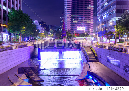 韓国ソウル中心部を流れる清渓川のとても美しい都会夜景 韓国ソウル中心部を流れる清渓川のとても美しい都会夜景 136482904