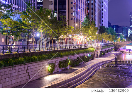 韓国ソウル中心部を流れる清渓川のとても美しい都会夜景 136482909