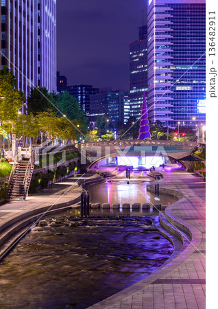 韓国ソウル中心部を流れる清渓川のとても美しい都会夜景 韓国ソウル中心部を流れる清渓川のとても美しい都会夜景 136482911