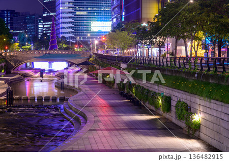 韓国ソウル中心部を流れる清渓川のとても美しい都会夜景 136482915