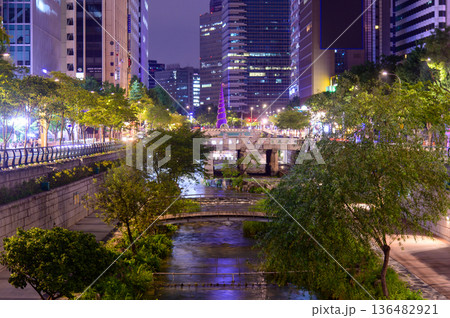 韓国ソウル中心部を流れる清渓川のとても美しい都会夜景 136482921