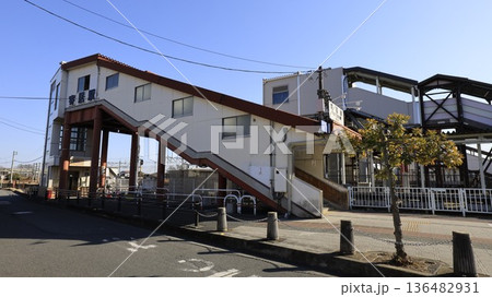 JR八高線、東武鉄道東上線、秩父鉄道の3社が乗り入れる寄居駅、北口から見た駅舎 JR八高線、東武鉄道東上線、秩父鉄道の3社が乗り入れる寄居駅、北口から見た駅舎 136482931